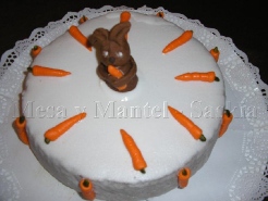 imagen torta cobertura blanca mesa y mantel.jpg