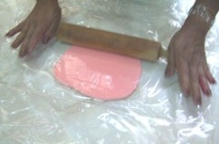 paso_no6_estirar_entre_dos_plasticos