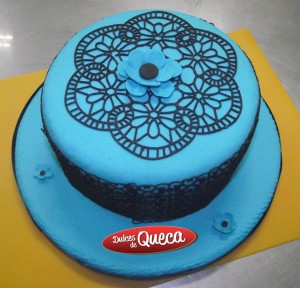 Torta celeste decorada con encaje